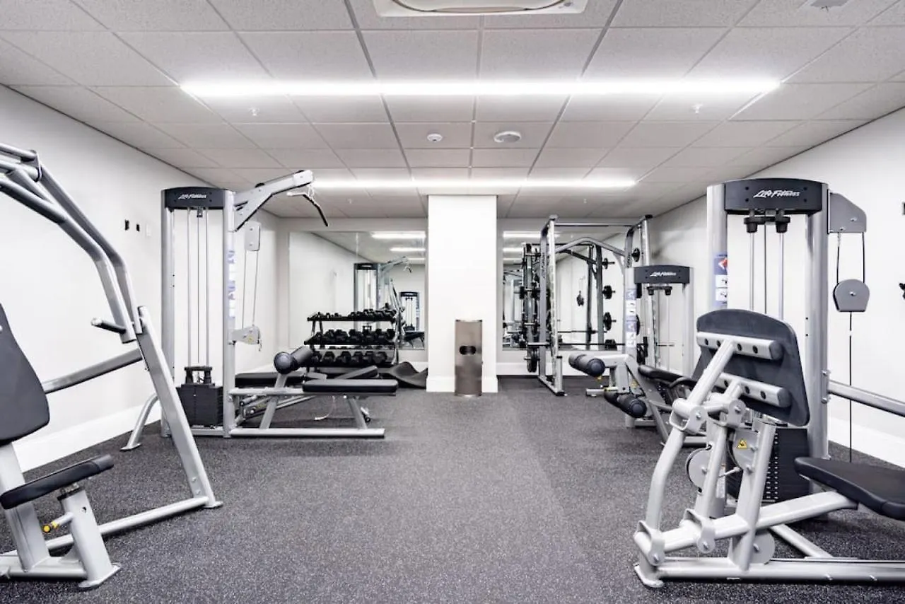 פיטסבורג Hostwise Stays - The Washington At Chatham - Free Parking, Private Gym, Skyline Views! דירה